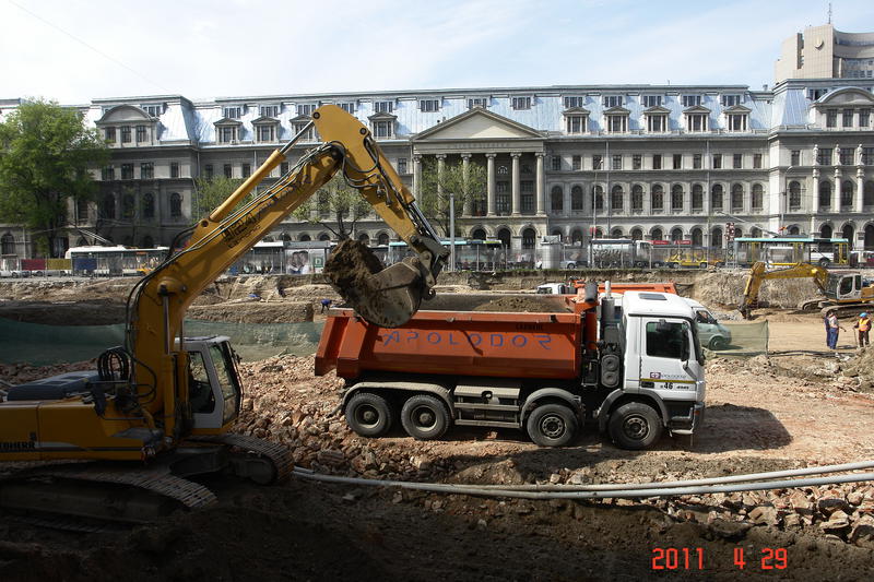 Imagine din timpul demolarii ruinelor, Foto: Florin Balteanu