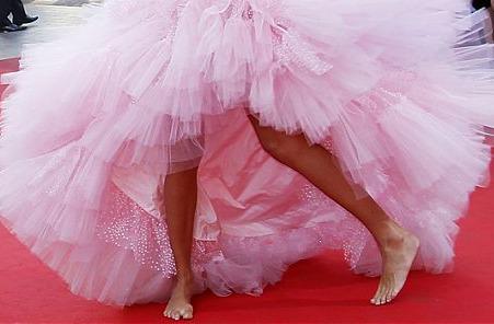 Cu picioarele la vedere, Foto: Reuters