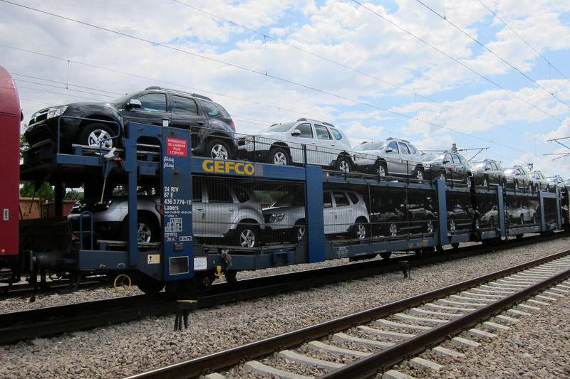 Tren cu masini Dacia in apropiere de Constanta, Foto: Hotnews