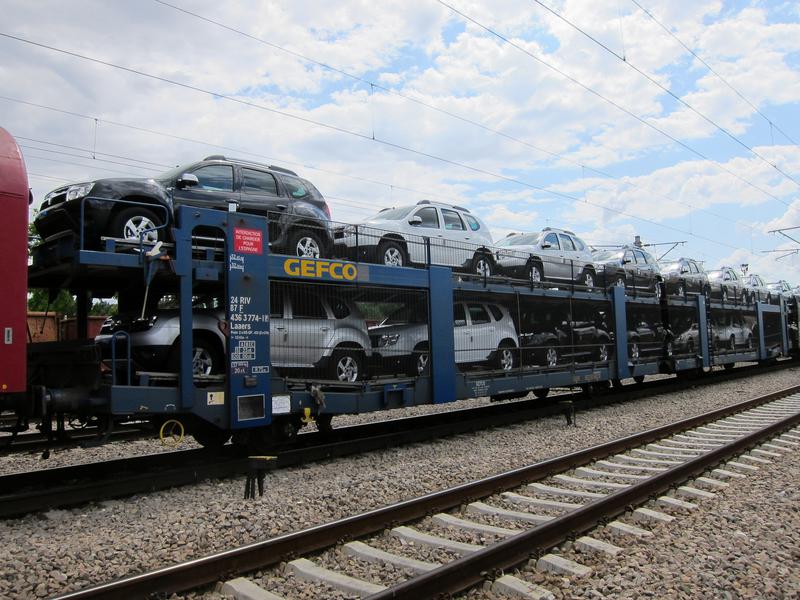 Tren cu masini Dacia in apropiere de Constanta, Foto: Hotnews
