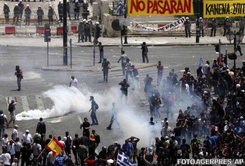 Politistii trag cu gaze lacrimogene in protestatari, Foto: Agerpres/AP