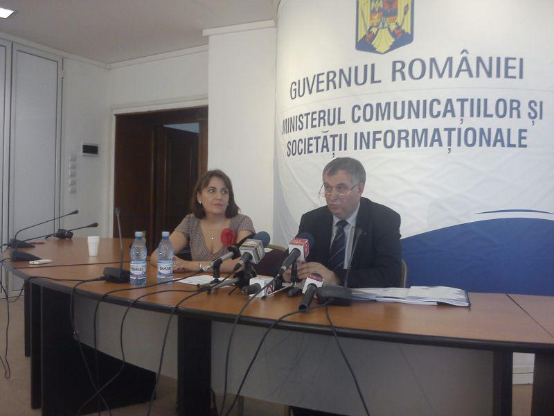 Valerian Vreme, ministrul MCSI si Adina Moga, director general OIPSI, Foto: Hotnews