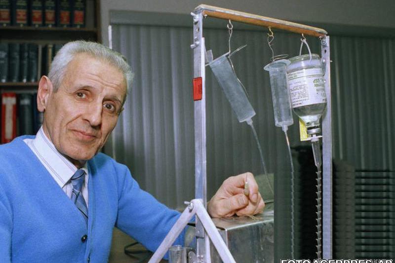 Jack Kevorkian si masinaria sa de suicid, in 1991, Foto: Agerpres/AP