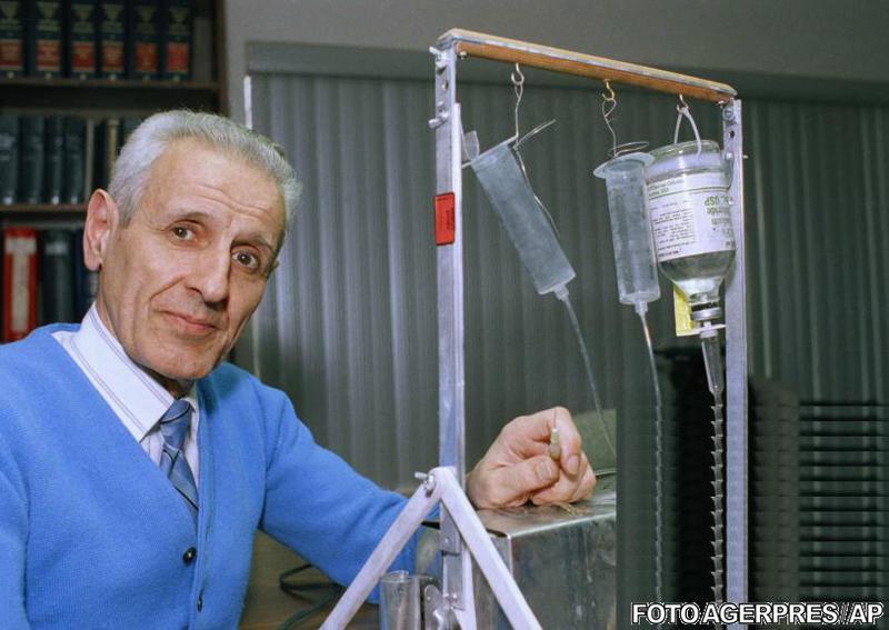 Jack Kevorkian si masinaria sa de suicid, in 1991, Foto: Agerpres/AP