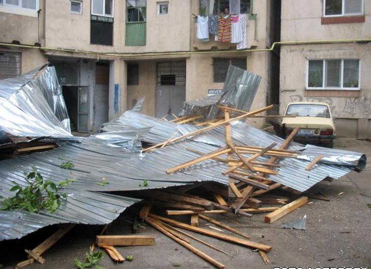 Acoperis de bloc luat de furtuna, in Pucioasa (Dambovita), Foto: Agerpres