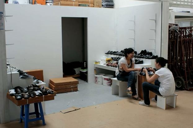 Doua vanzatoare, in asteptarea clientilor, Foto: Hotnews