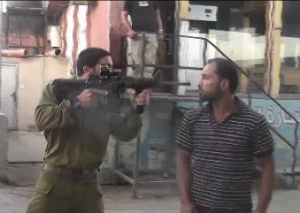 Ofiter israelian, amenintand un barbat palestinian neinarmat, Foto: Captura YouTube