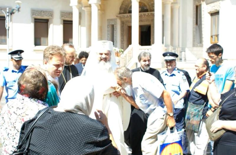 Credinciosii il intimpina pe Patriarhul Daniel, Foto: Hotnews