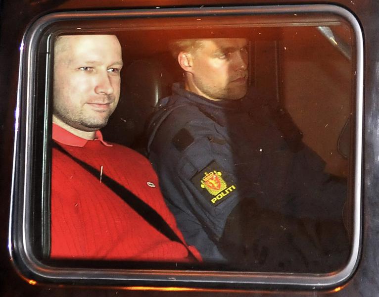 Breivik zambeste la iesirea din tribunal, Foto: Reuters