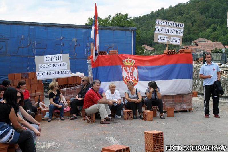 Sarbi din nordul Kosovo, in fata unei baricade, Foto: Agerpres/AP