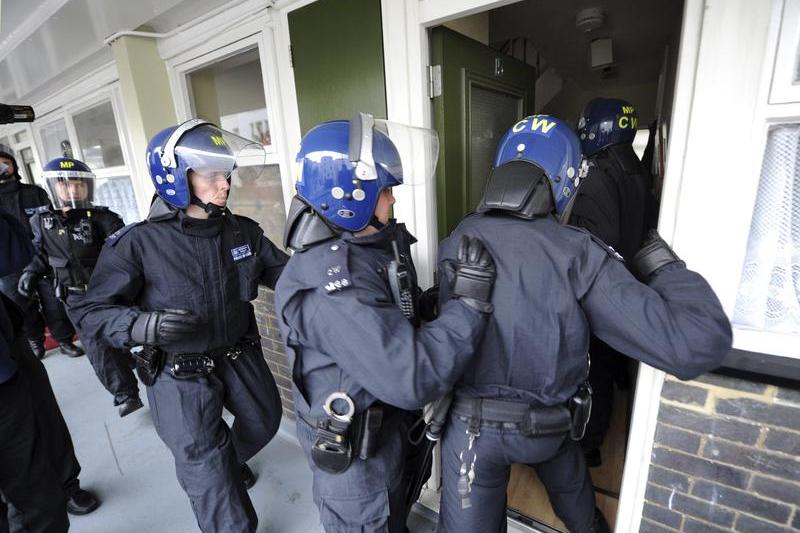 Politia britanica descinde in casele huliganilor, Foto: Reuters