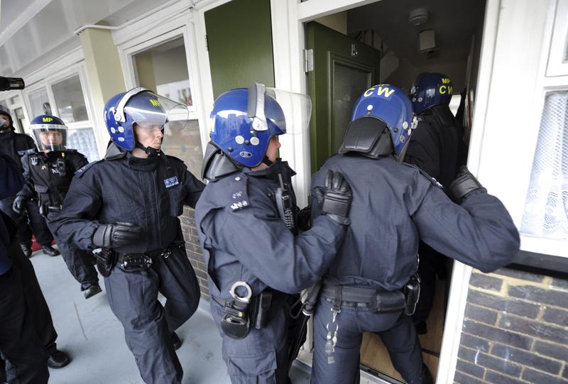 Politia britanica descinde in casele huliganilor, Foto: Reuters