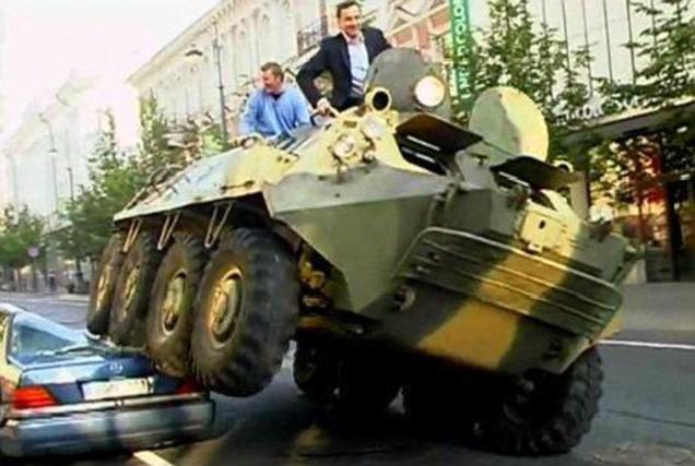 Primarul din Vilnius distruge un Mercedes parcat ilegal, Foto: Captura YouTube