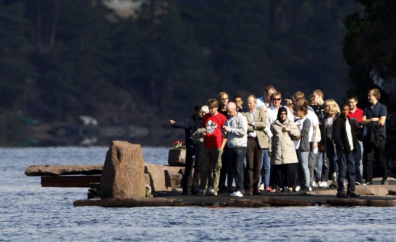 Supravietuitorii au revenit pe insula Utoya, Foto: Reuters