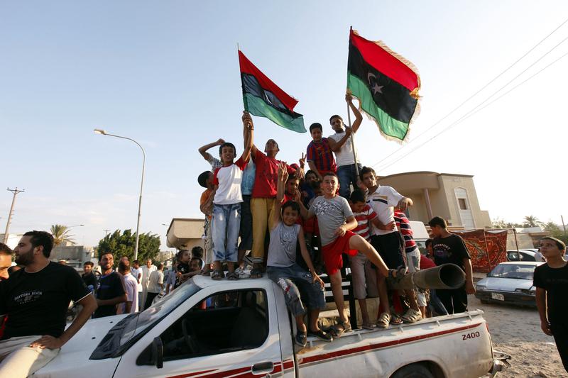 Copii libieni sarbatoresc intrarea rebelilor in complexul lui Gaddafi, Foto: Reuters
