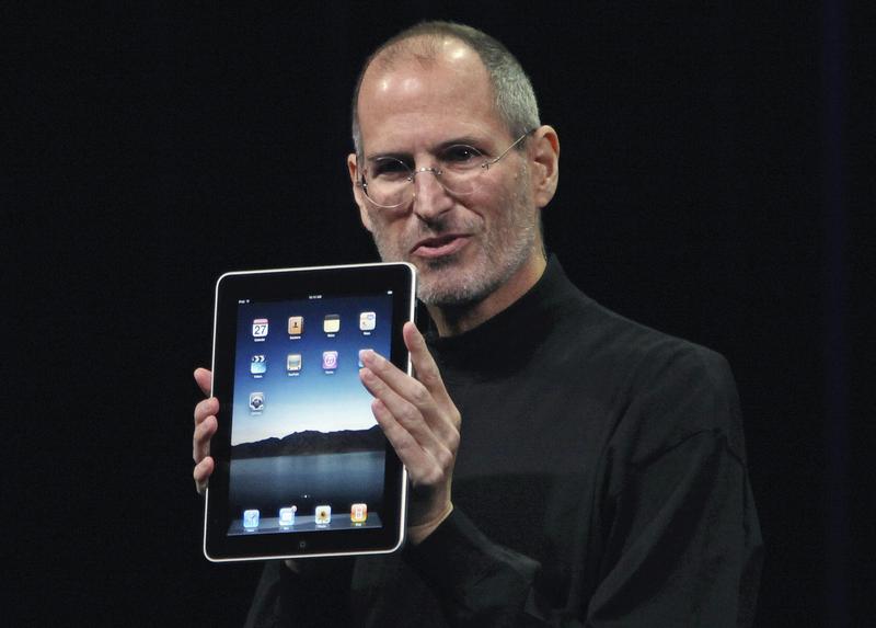 Steve Jobs si tableta iPad, Foto: Reuters
