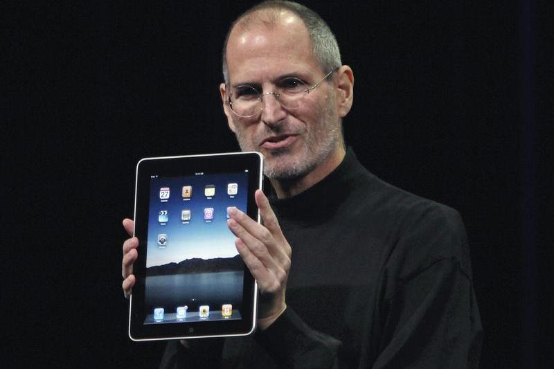 Steve Jobs si tableta iPad, Foto: Reuters