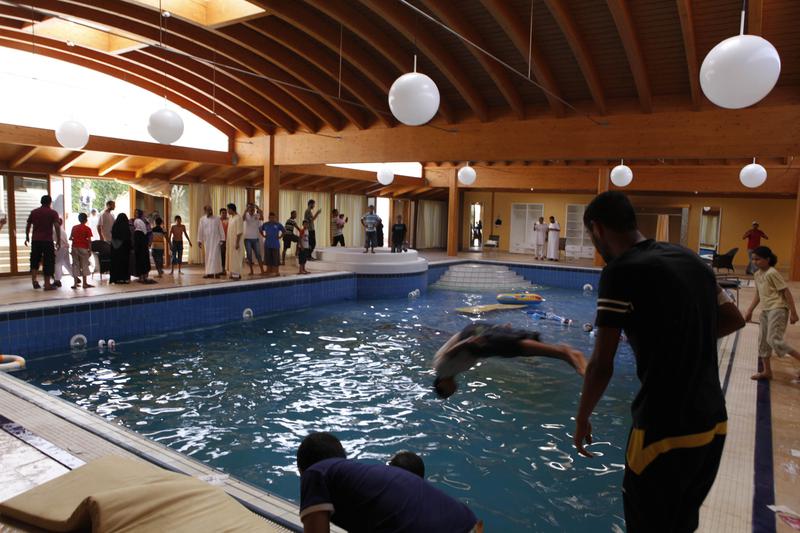 Rebelii s-au scaldat in piscina din resedinta de lux a fiicei lui Gaddafi, Aisha, Foto: Reuters