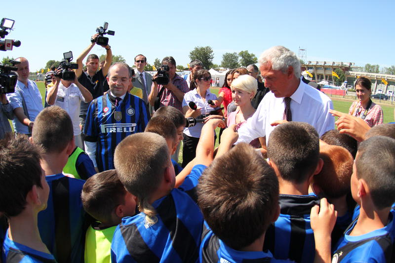 Premierul Boc a imbracat tricoul lui Inter la Slatina, Foto: Pirelli