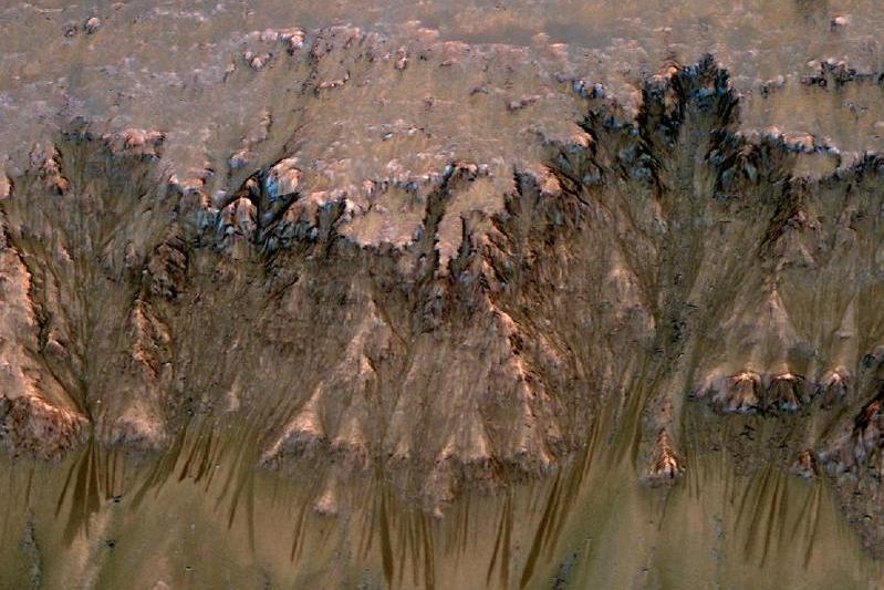 Apa pe craterul Newton (modelul realizat pe baza imaginii), Foto: NASA