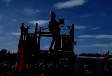 Jón Gnarr a aruncat cu trandafiri, Foto: Captura YouTube