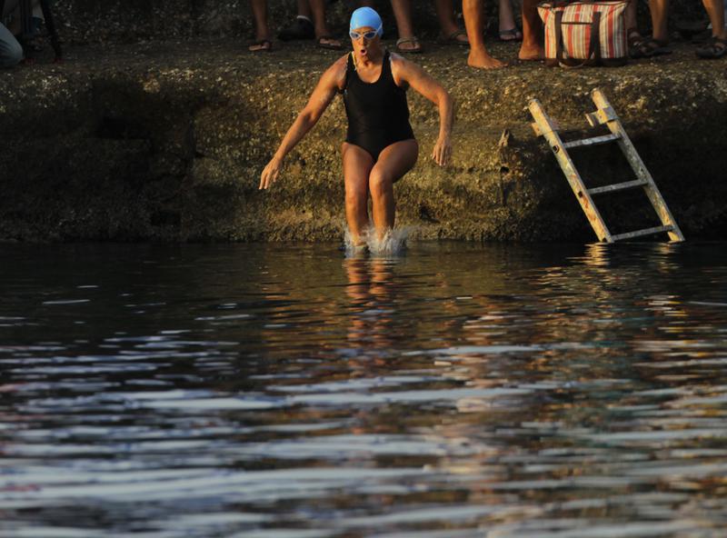Inotatoarea Diana Nyad sare in apa in Havana, Foto: Reuters