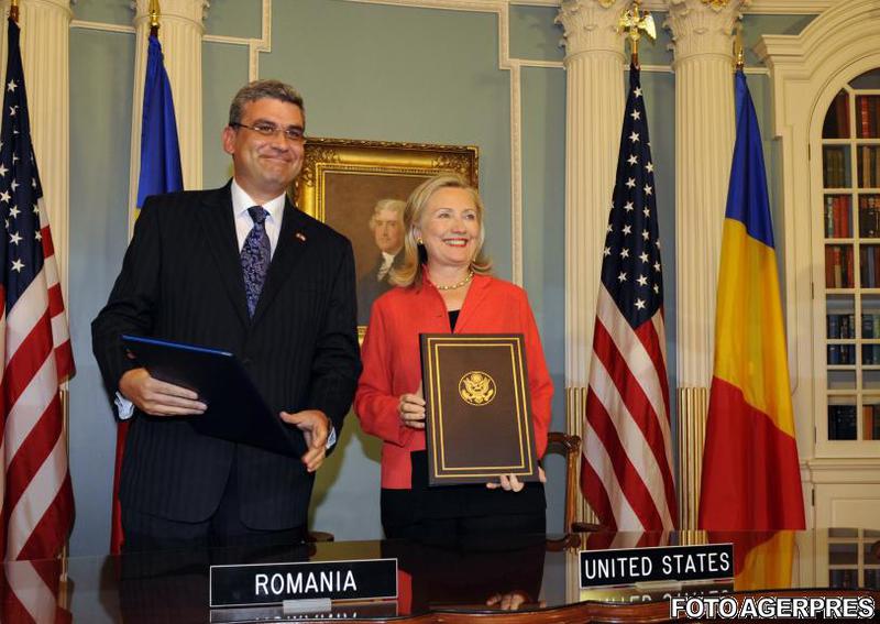 Teodor Baconschi si Hillary Clinton au semnat acordul, la Washington, Foto: Agerpres