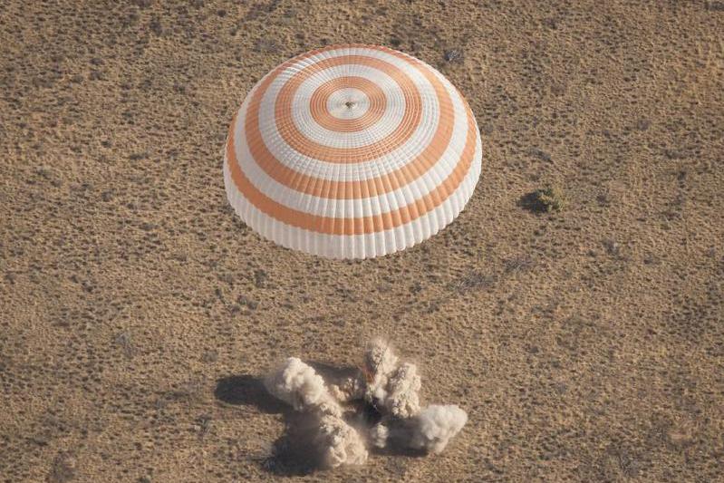 Capsula Soyuz a revenit pe pamant, Foto: NASA
