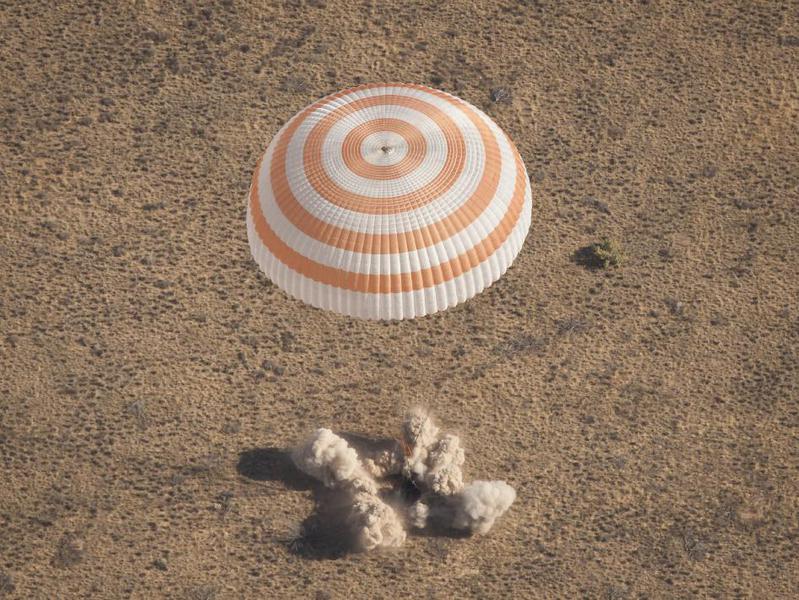 Capsula Soyuz a revenit pe pamant, Foto: NASA