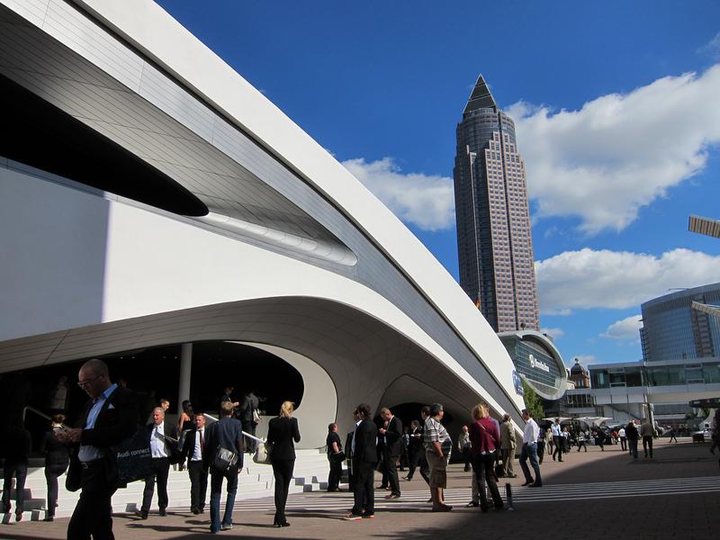 Standul Audi si una dintre cele mai inalte cladiri din UE, Foto: Hotnews