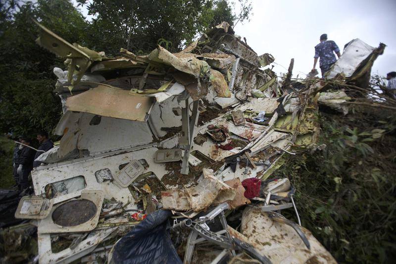 Ramasitele avionului prabusit in Nepal duminica, Foto: Reuters