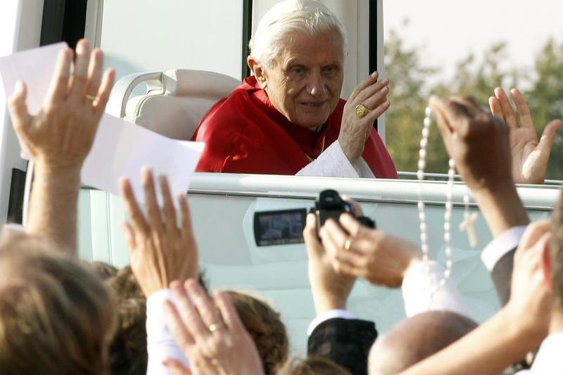 Papa Benedict in Papamobil, dupa ceremonia de la Freiburg, Foto: Reuters