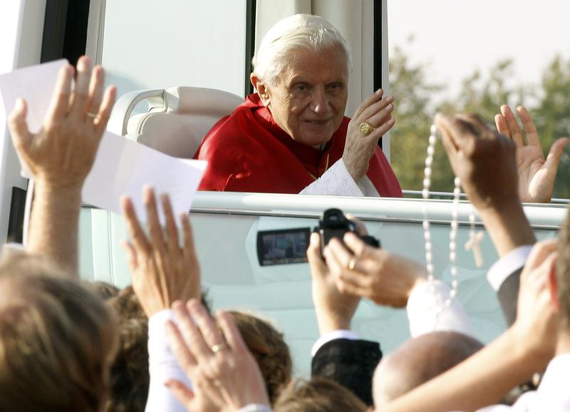 Papa Benedict in Papamobil, dupa ceremonia de la Freiburg, Foto: Reuters