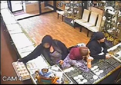 Furt de bijuterii, surprins de camera de supraveghere, Foto: Captura YouTube