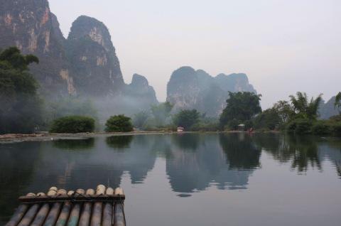 Plutind pe bambus in China, Foto: Serban Mestecaneanu