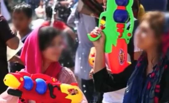 Luptele cu apa, o forma de rebeliune, Foto: Captura YouTube