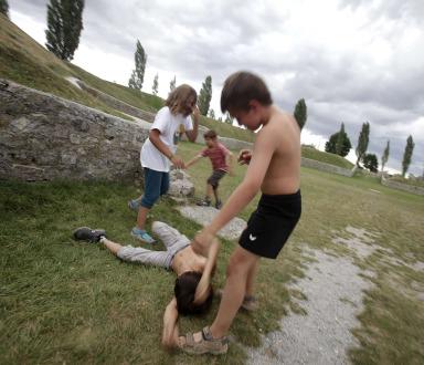 De la joaca la bataie, Foto: Reuters