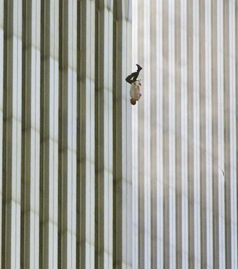 Fotografia "The Falling Man" realizata de Richard Drew, Foto: Agerpres/AP