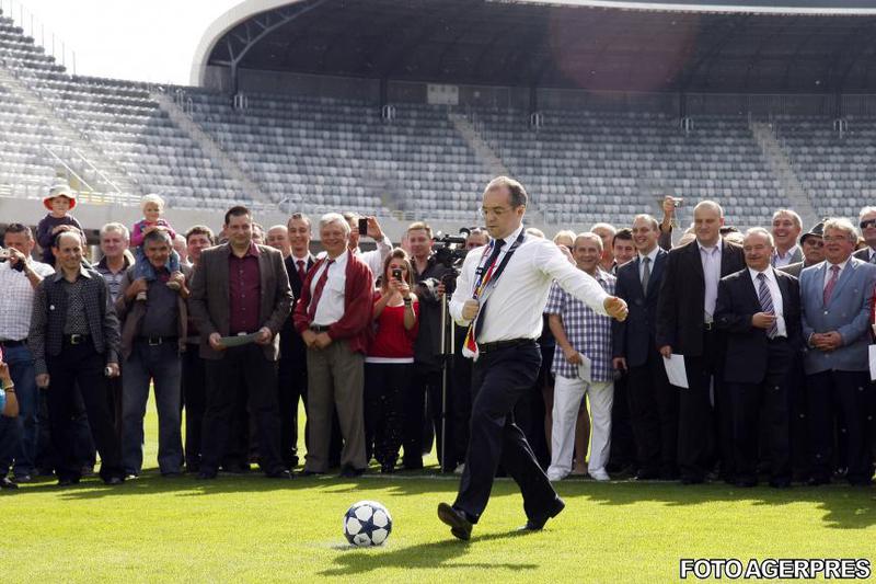Boc a testat gazonul stadionului Cluj Arena tragand suturi la poarta, Foto: Agerpres