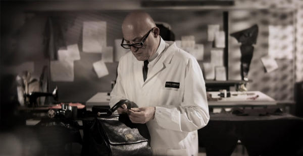 Maestru pielar, lucrand la o geanta de piele , Foto: captura ecran