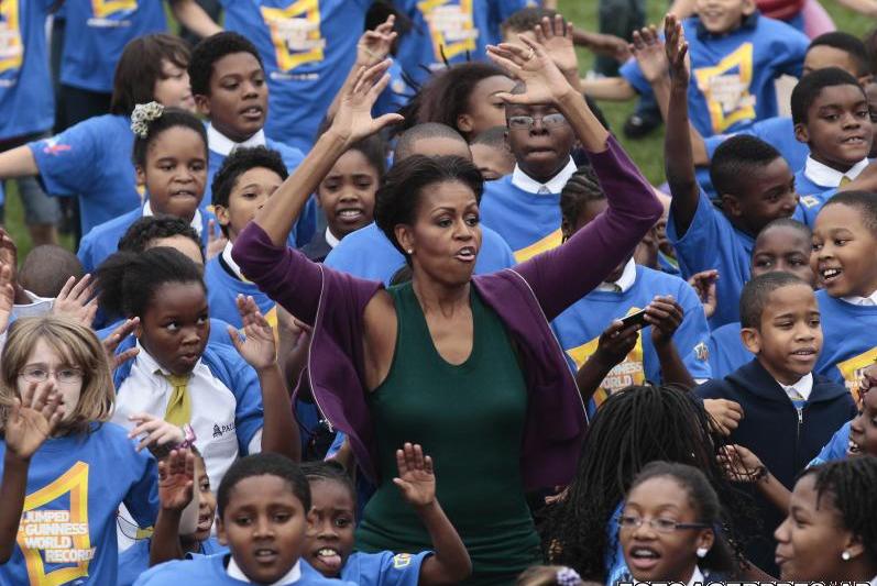 Michelle Obama sarind cu sute de copii, Foto: Agerpres/AP