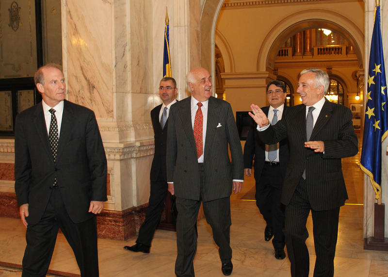 Guvernatorul BNR alaturi de oaspetii sai, Foto: BNR