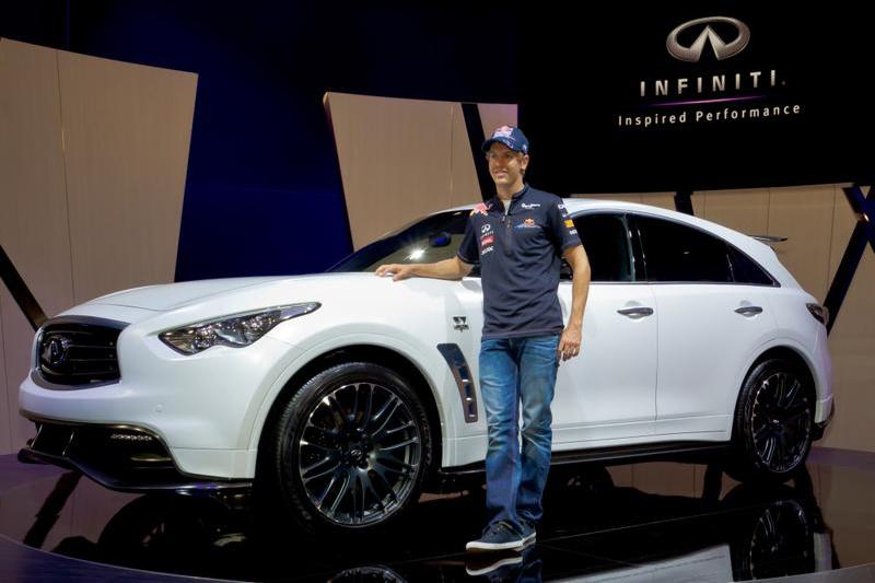 fakepathSebastian Vettel alaturi de SUV-ul FX care-i poarta numele, Foto: Infiniti