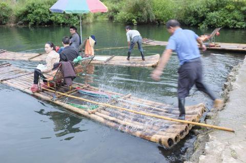 Rafting pe plute de bambus in China, Foto: Serban Mestecaneanu