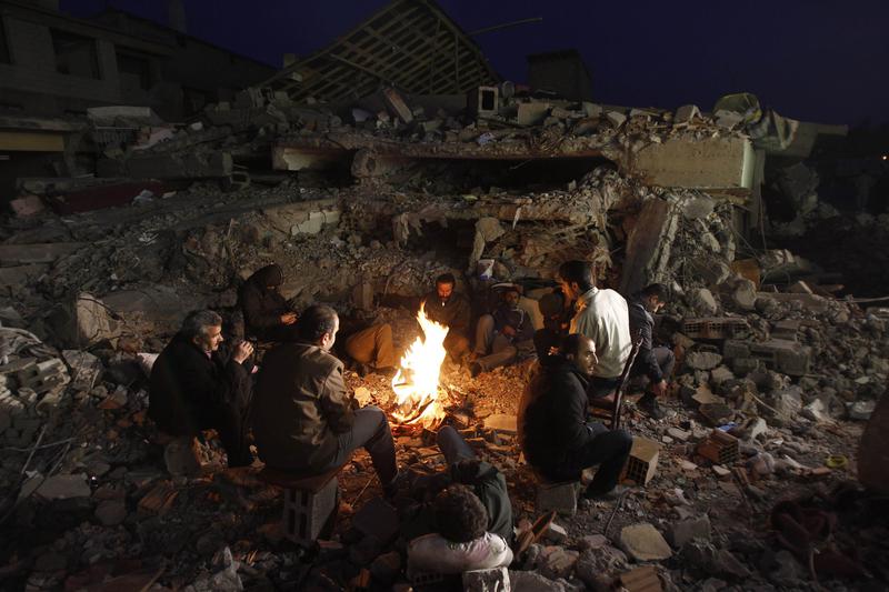 Supravietuitorii si-au petrecut noaptea intre daramaturi, Foto: Reuters