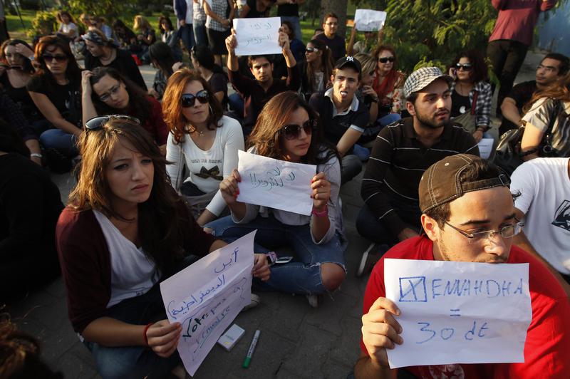 Protestatari la adresa islamistilor; mesajul de pe hartii: Unde este democratia?, Foto: Reuters