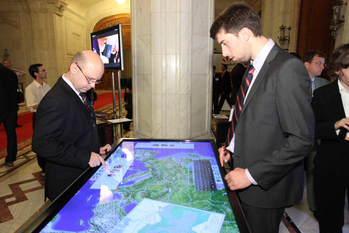 Lectii de istorie la masa multitouch, Foto: Siveco