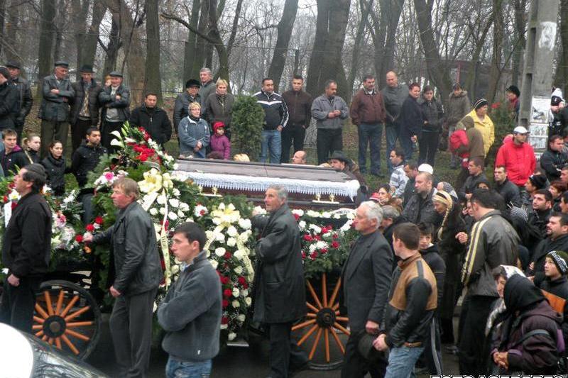 O mie de persoane au fost la inmormantarea interlopului (2010), Foto: Agerpres