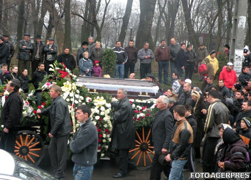 O mie de persoane au fost la inmormantarea interlopului (2010), Foto: Agerpres