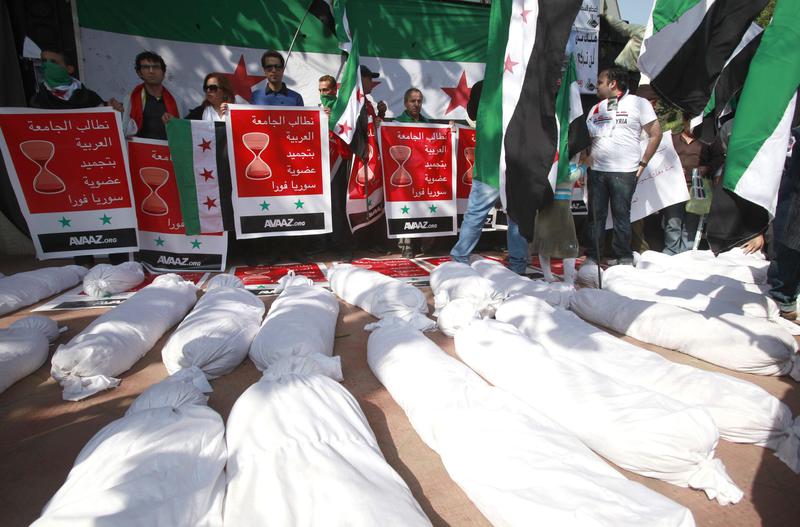 Giulgiuri ce simbolizeaza victimele protestelor din Siria (Protest anti-sirian in fata sediului Ligii Arabe din Cairo), Foto: Reuters